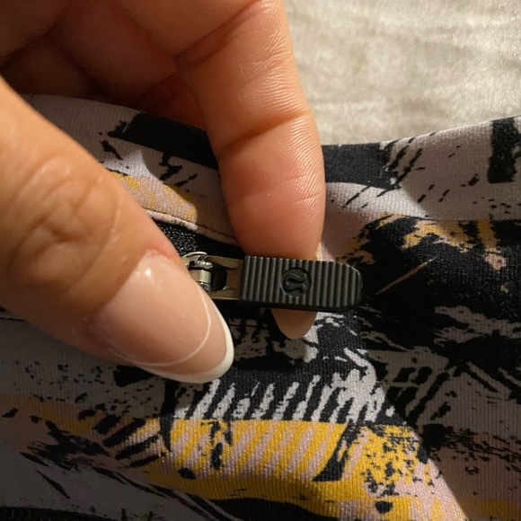 Lululemon crop leggings almost new size 4 - Picture 1 of 2